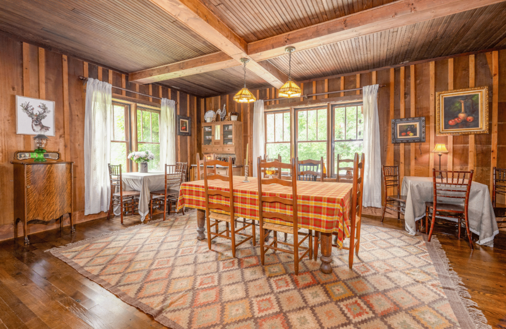 dining room at Glen Choga Lodge