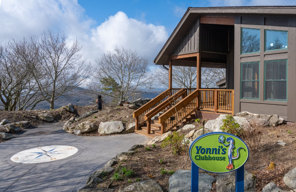 Yonni's Clubhouse at Grandfather Mountain exterior photo