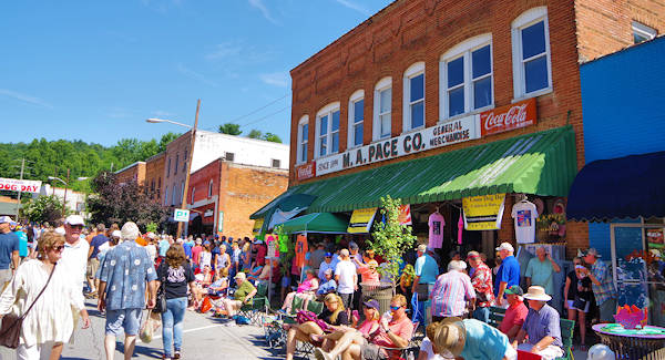 Coon Dog Day Festival, Saluda